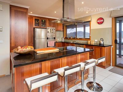3 VISTA COURT, Bellbridge