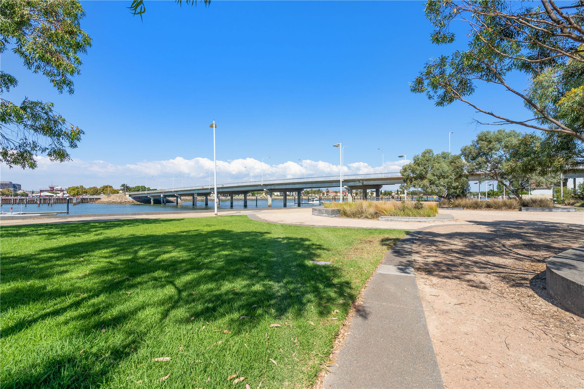 215 / 1-2 Tarni Court, New Port