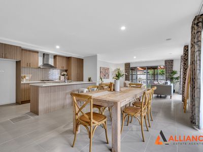 81 Charlbury Crescent, Cranbourne North