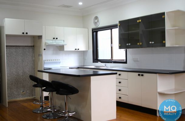 6 Dawn Crescent, Regents Park