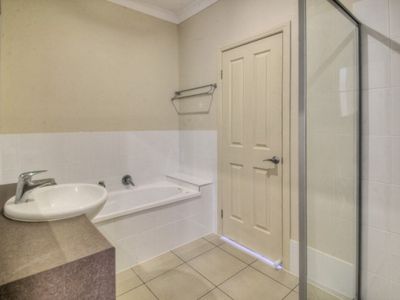 8 Honeypot Avenue, Springfield Lakes