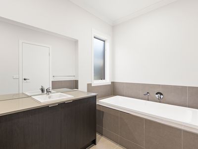 42 Skipper Avenue, Lara