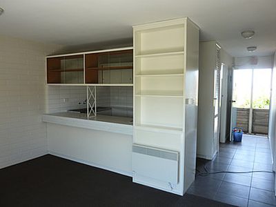 8/3 East Court, Newcomb