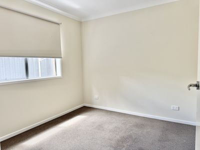 5 Lambertia Crescent, Manor Lakes