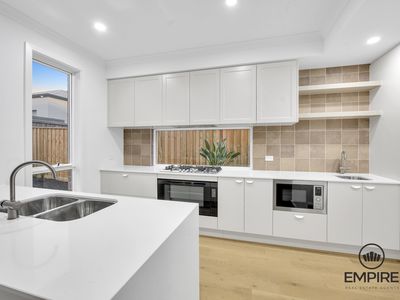 11 Kunlun Crescent, Clyde North