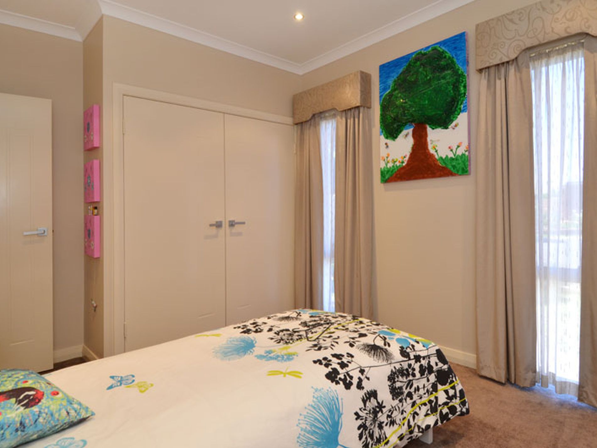 5 Buchanan Court, Somerville