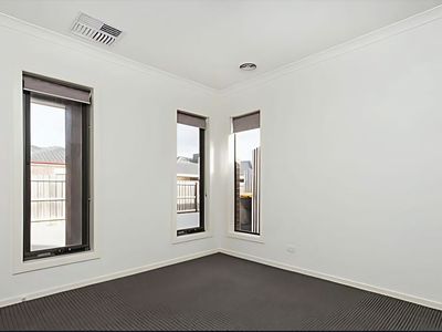 2 / 18 Haywood grove, Melton South