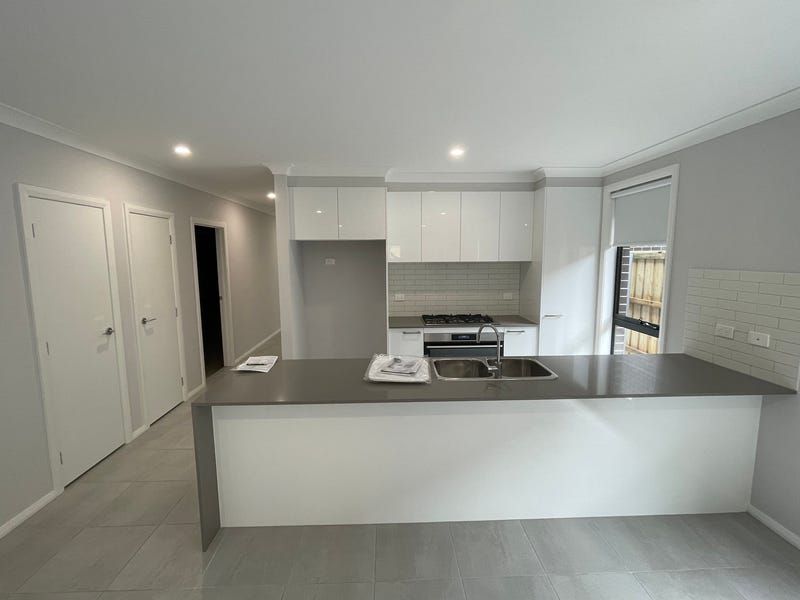 33 Crest Road, Gledswood Hills