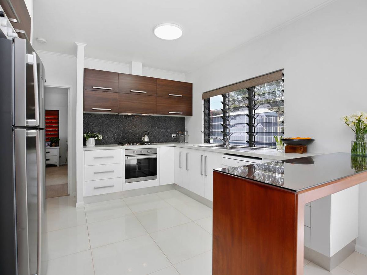 16 MITCHELL DRIVE, Atherton
