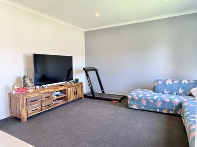 10 Brockwell Crescent, Manor Lakes