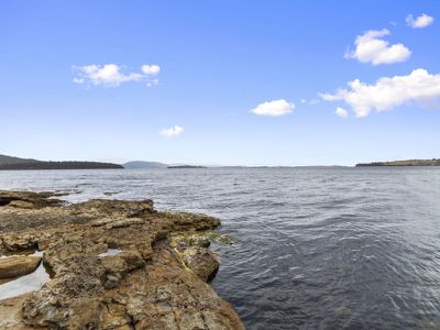 Flakemores Road, Eggs And Bacon Bay