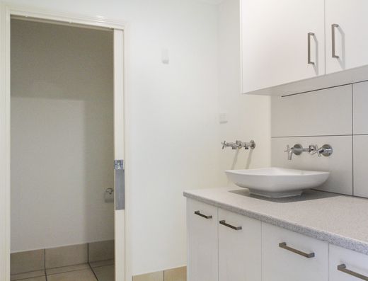 Tewantin Townhouse Close to All Amenities image 8
