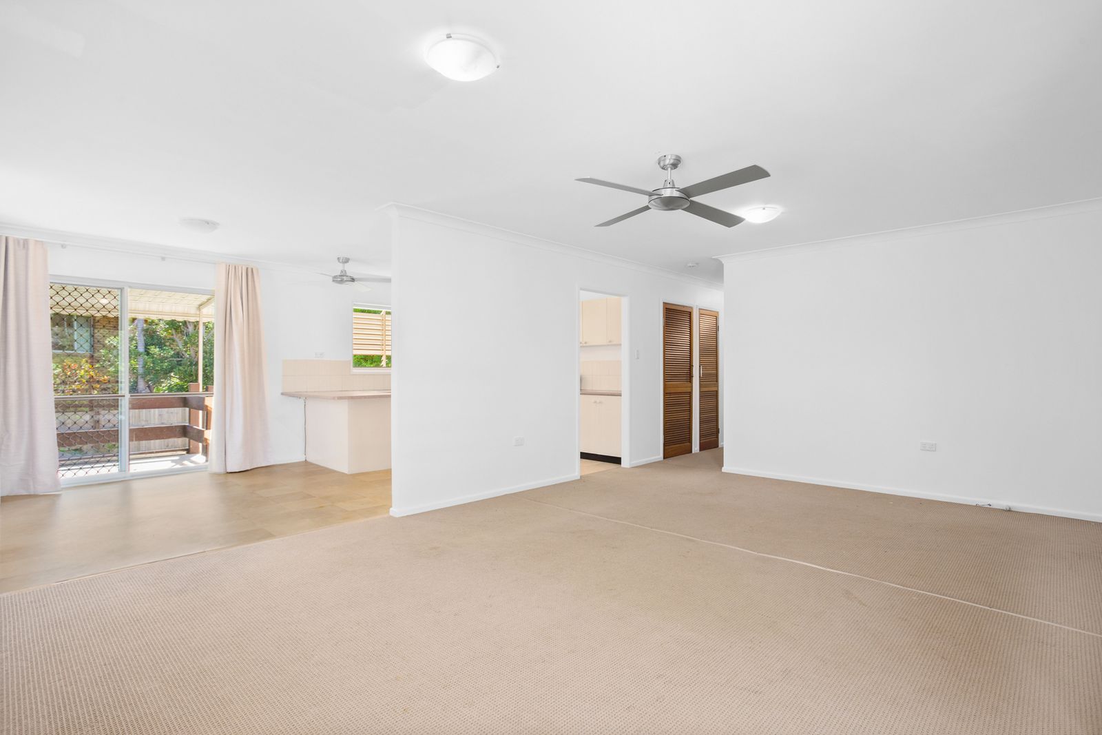 Photo 8 of 35, 1 Gemson Crescent, Moffat Beach