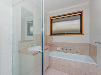 12 Hampton Court, Hoppers Crossing