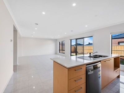 372 Saltwater Promenade, Point Cook