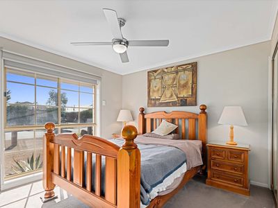 10 Songlark Crescent, Werribee