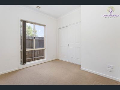 2 / 3 Buckingham Drive, Werribee