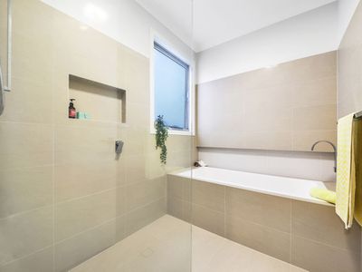 5 Commodore Place, Manly West