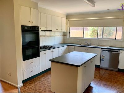 10 Warringa Crescent, Hoppers Crossing