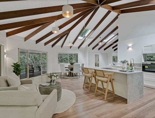 Well appointed upstairs residence in leafy surrounds image 3 Well appointed upstairs residence in leafy surrounds image 3