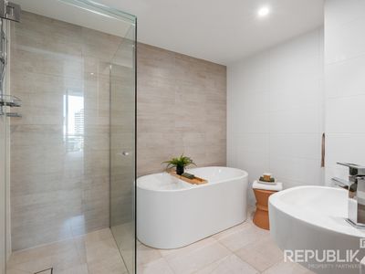 706 / 2 Como Crescent, Southport