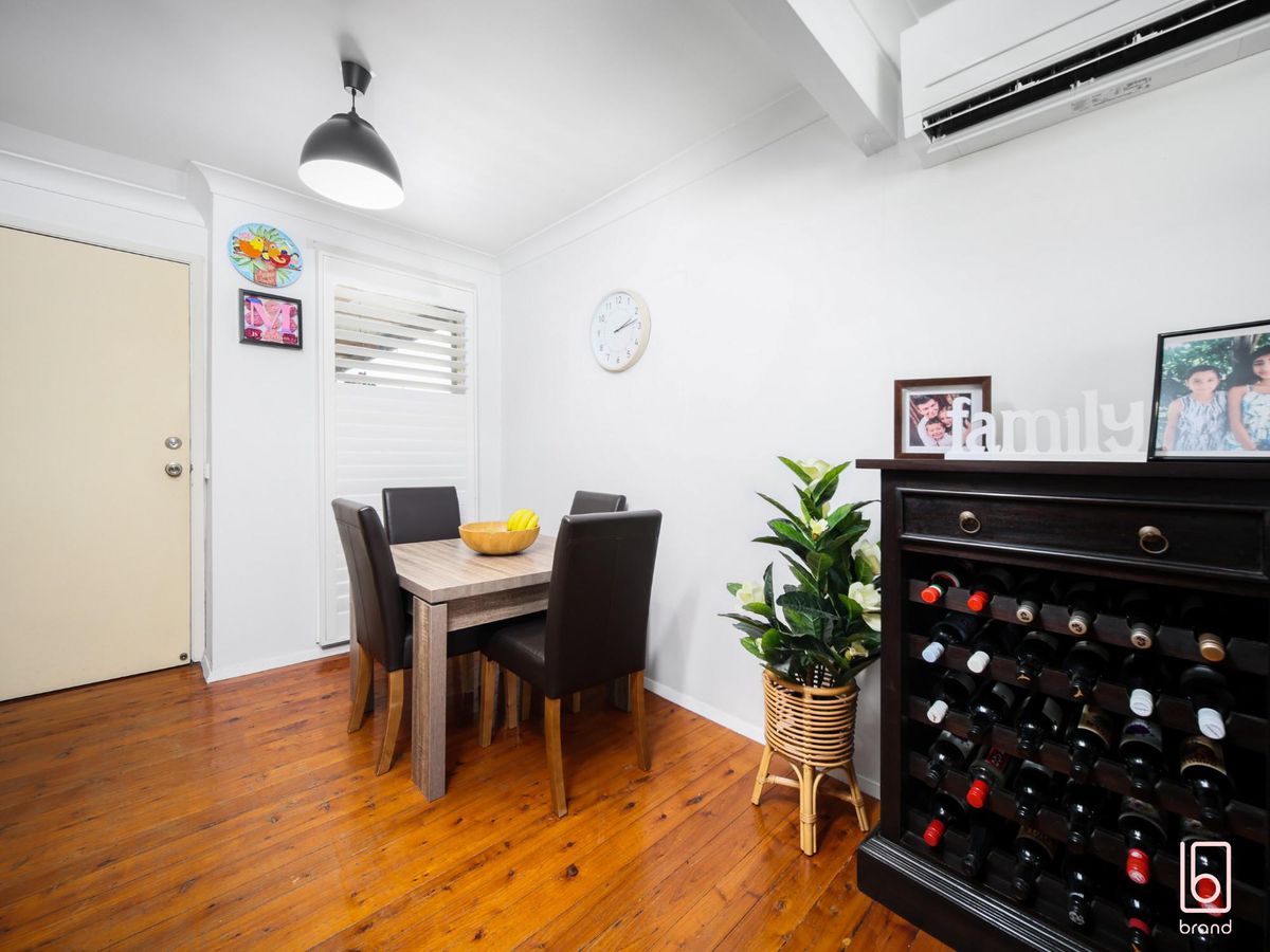 20 Campbell Parade, Mannering Park