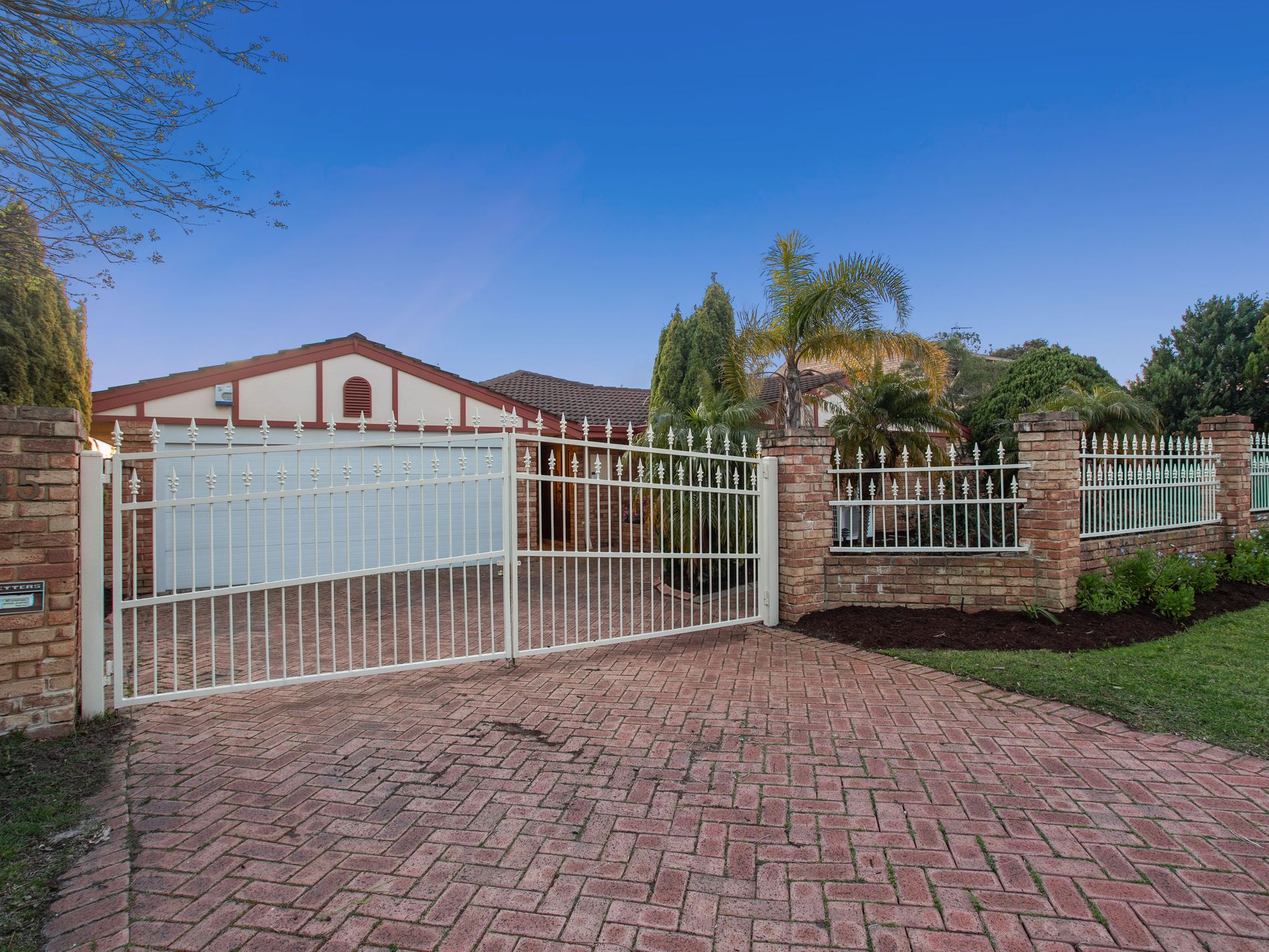 15 Mcgillivray Gardens, Winthrop