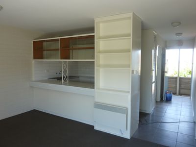 3 / 3 East Court, Newcomb