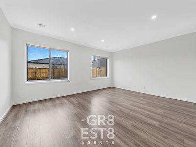 34 Kallista Circuit, Officer