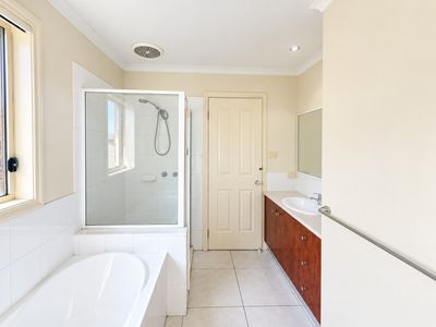 1 / 3 Enfield Avenue, Werribee
