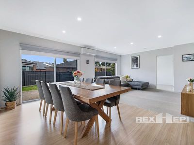 8 Camolina Way, Clyde North