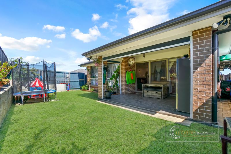 42 Feathertop Avenue, Minto
