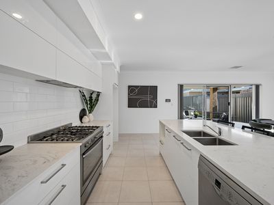 21 Claystone Loop, Piara Waters