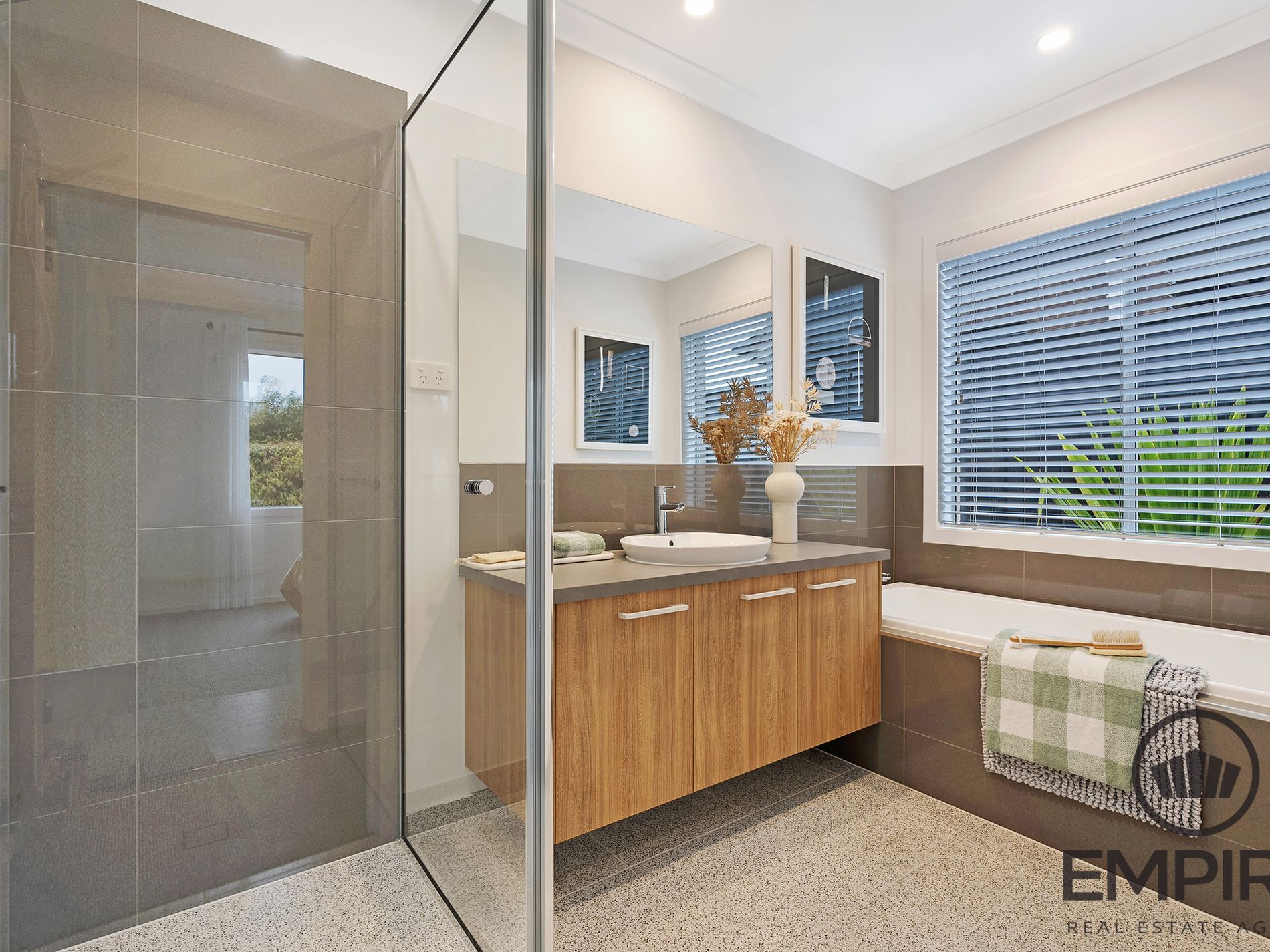 49 Centenary Boulevard, Officer South