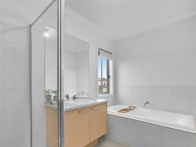 9 Hutchence Drive, Point Cook