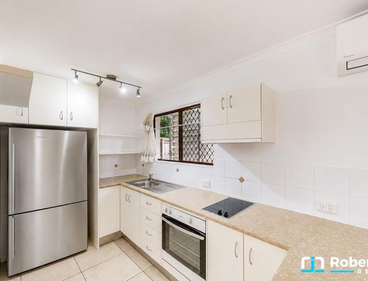  Tewantin ground floor unit, short walk to shops image 6
