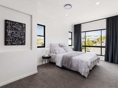 8 New York Way, Spring Mountain