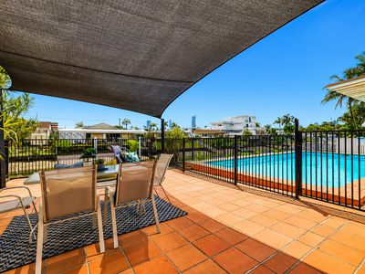 11 Ensenada Ct, Broadbeach Waters