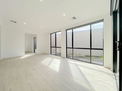 27 Jubilee Avenue, Success