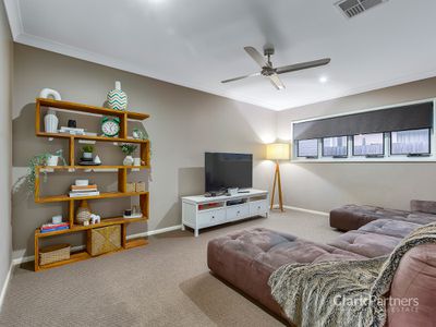 2 Lefroy Court, Warner