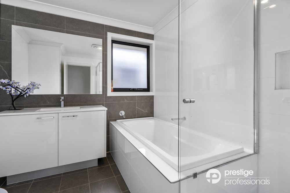 4 Bartholomew Circuit, Moorebank