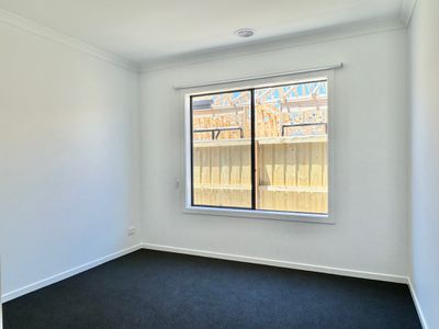8 Interlaken Avenue, Manor Lakes