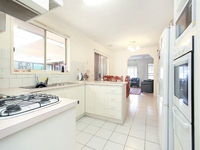 5 Oregon Crt, Narre Warren South