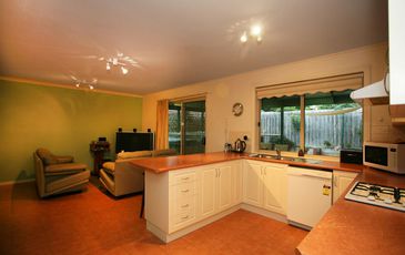 6 Hampton Court, Beaconsfield
