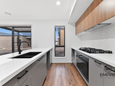 14 Labrador St, Clyde North