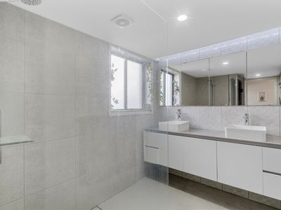 4 / 18 Back Street, Biggera Waters