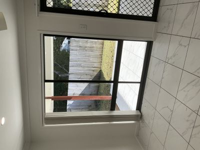2 / 27 Sharp Crescent, Branyan