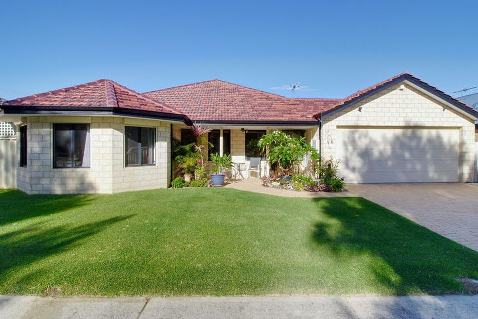 17 Amity Circuit , Shoalwater