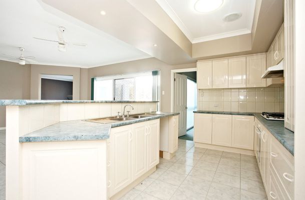 2 Arncliffe Blvd, Greenvale