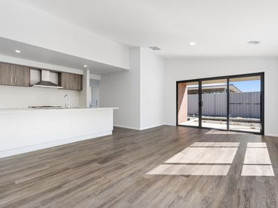 23 BOTH STREET, Leneva